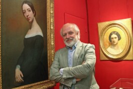 Jorge Chaminé devant le portrait de Pauline Garcia Viardot 