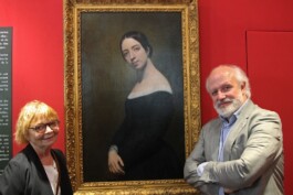 Jorge Chaminé et Sandra Mamboury devant le portrait de Pauline Garcia Viardot