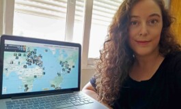 Sakira Ventura devant la carte mondiale interactive des compositrices oubliées 